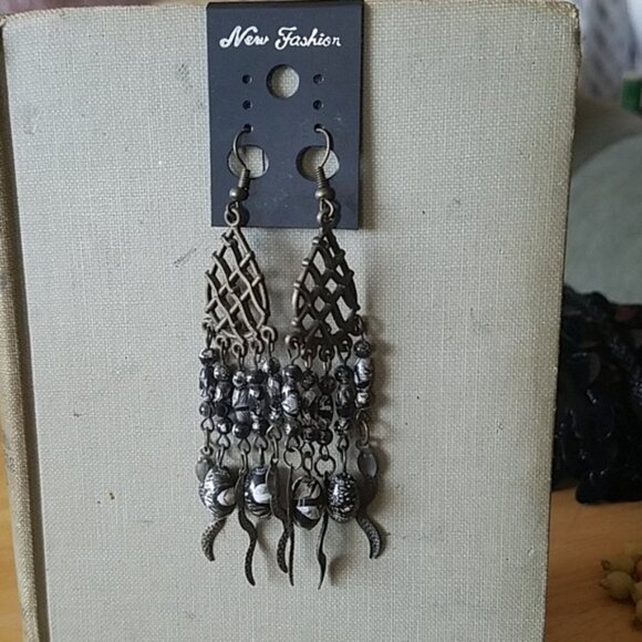 Macabre Multipack! Two pairs of earrings and 3 pinback buttons - 7 gothy pieces - Picture 2 of 9